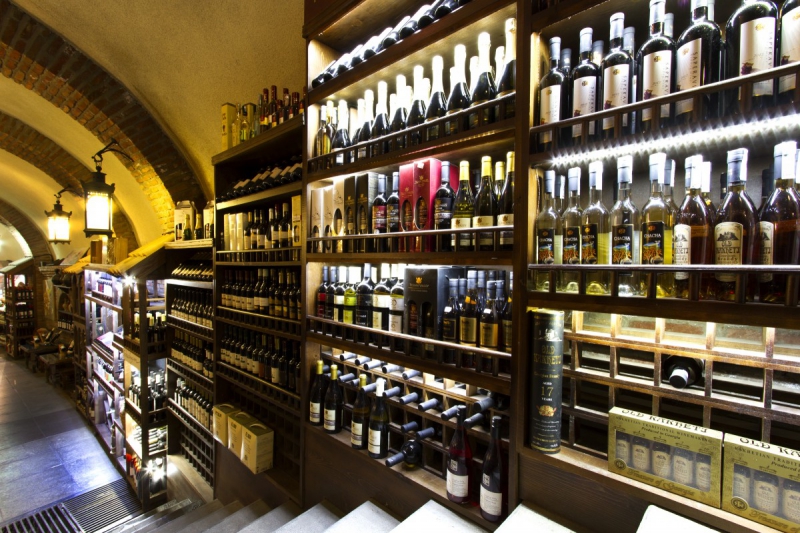 bar-ST CYR SUR MER-min_world_street_travel_shop_canon_georgia_wine_bottles-429767